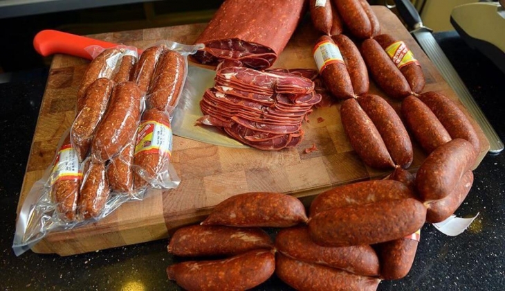 ‘Para kazanmak için bu kadarı da yapılmaz’ dedirten hile! Vatandaşa sucuk diye ot yedirmişler!