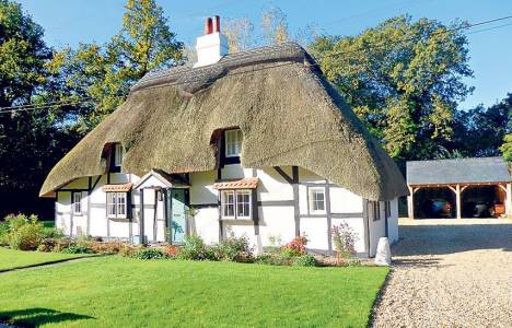 İngiltere'de 17 milyon dolara satılık köy!