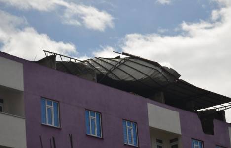 Iğdır'da rüzgar nedeniyle bazı binaların çatıları uçtu, bahçe duvarları yıkıldı!