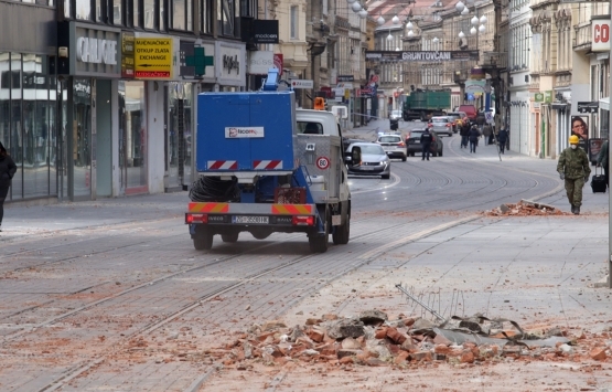Hırvatistan'daki depremde Zagreb Katedrali'nin güney kulesi büyük hasar gördü!
