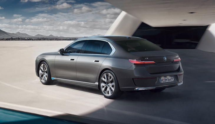 BMW İ7 ye bir ayda 400 bin TL şok zam! İşte 24 Ocak 2023 fiyat listesi