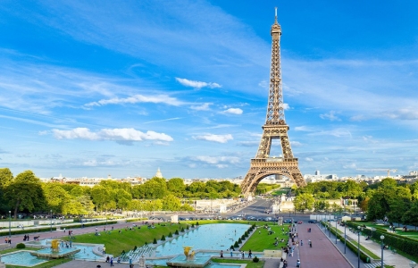 Paris'teki Eyfel Kulesi'nin çevresine cam duvar dikilecek!