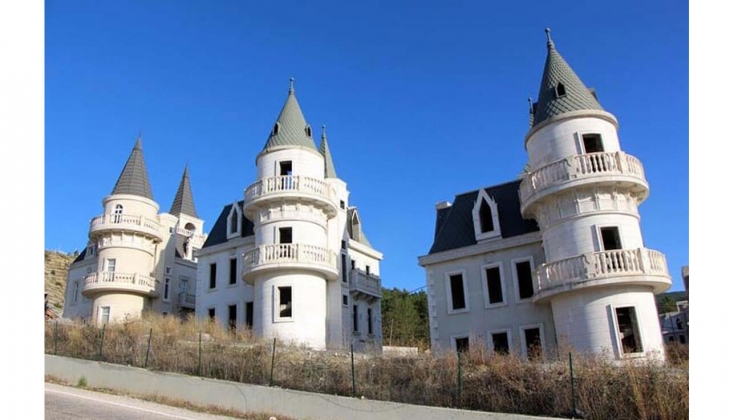 Depremzedelere açılsın denmişti! Şato villaların sahibi açıkladı: İnşaat tamamlanmadı, altyapı, su, ısıtma yok!