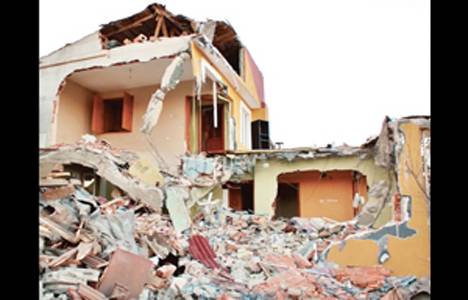 Ortaköy'de evleri belediye tarafından yıkılan aile sokakta kaldı!