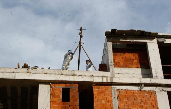 Sultangazi de inşaattan düşen işçi yaralandı!