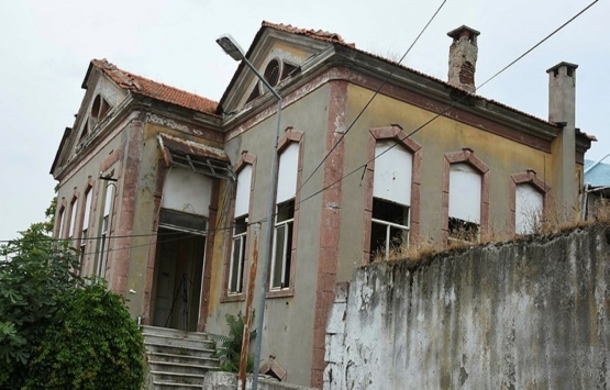 Konak'taki tarihi Saint Jean Theologos Kız Rum Mektebi yağmalandı!