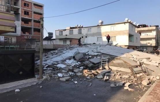 Mersin de 5 katlı bina çöktü!