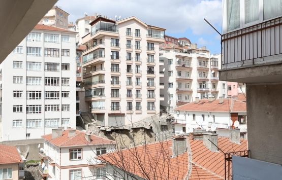 Çankaya da çökme riski olan binanın yıkım çalışmaları başladı! 