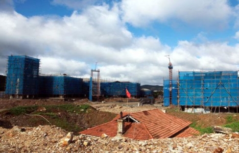 Çin de yıkılmayan ev molozların arasında kaldı!