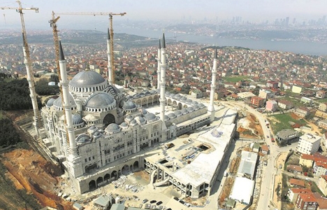 Çamlıca Camii'ne 220 metrelik Fetih Suresi!