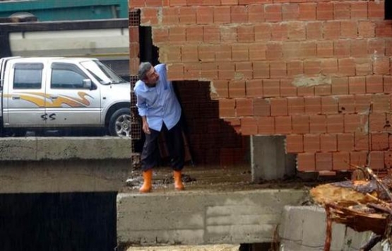 Rize de çok tartışılan 7 katlı bina yıkılıyor!