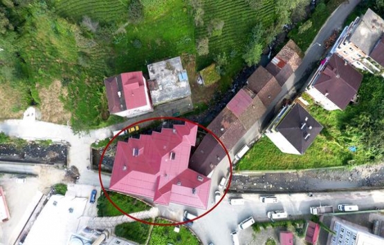 Rize de dere yatağına inşa edilen bina yıkılıyor!