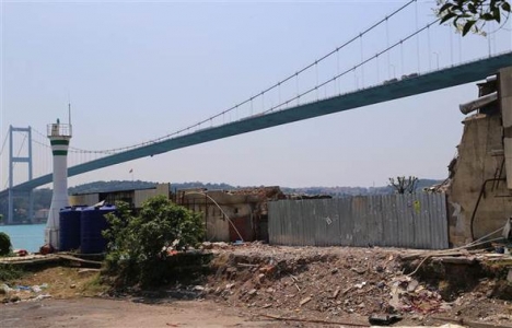 Boğaz'da yıkılan kaçak yapıların enkazları tartışma yarattı!