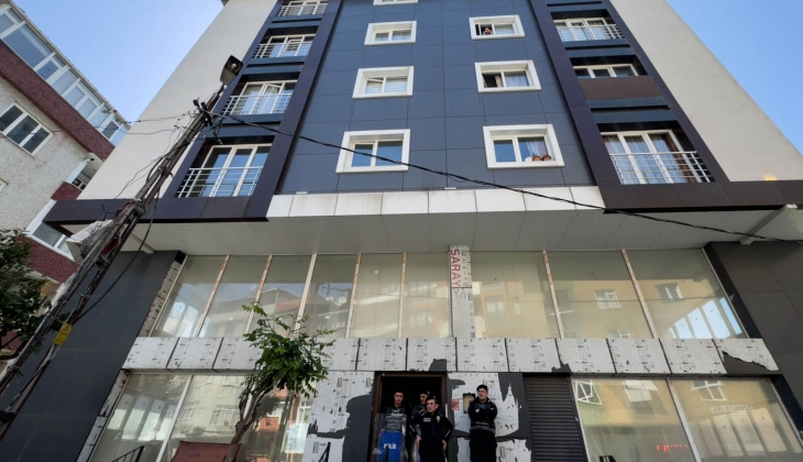 Şişli nin göbeğinde tahliye yangını: Evden çıkarılmak istenen 3 kişi apartmanı ateşe verdi!