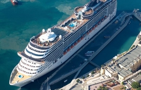 Antalya Limanı’na ilk kez aynı anda iki dev kruvaziyer yanaştı!