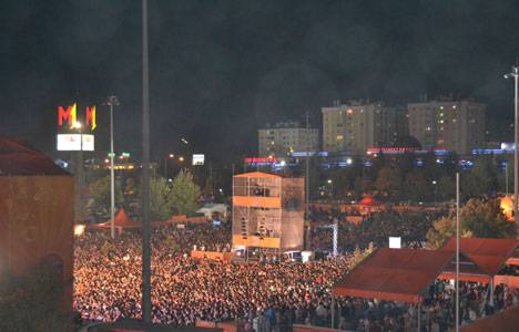 M1 Merkez AVM Konyalıları Kenan Doğulu ile buluşturdu!