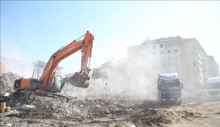 Hatay ve Adıyaman da ağır hasarlı binaların yıkımı sürüyor!