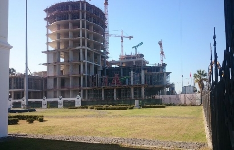 Hilton Otel inşaatı devam ediyor mu?