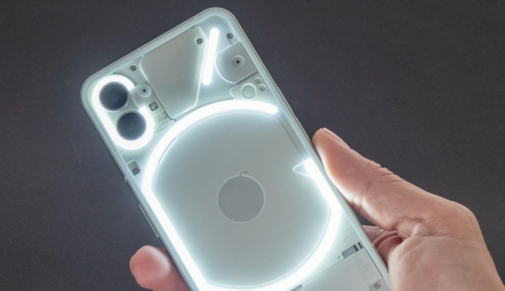 Nothing Phone (2) sahneye çıktı, görenin aklı çıktı! İşte fiyatı...