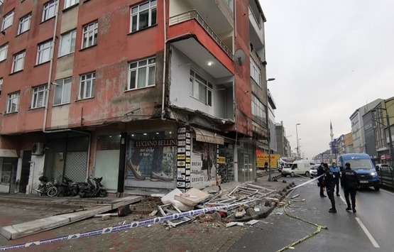 Sultangazi'de binanın balkonu çöktü!