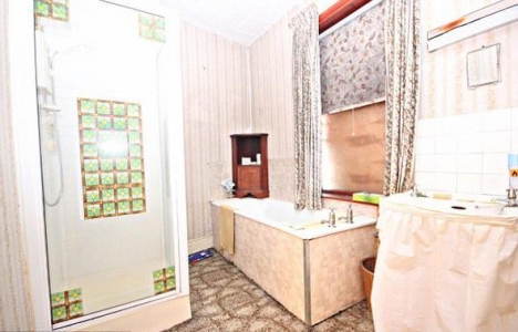 Bu ev 4,5 liraya satışa çıktı!