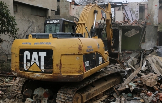 Kartal da 2 katlı metruk bina yıkıldı!