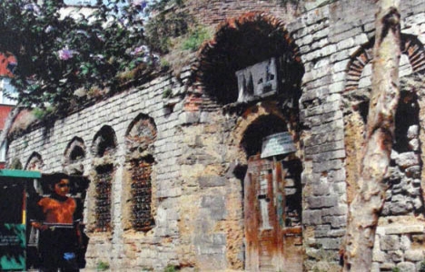 2004 yılında Benlizade Ahmet Reşit Efendi Külliyesi satılığa çıkarılmış!