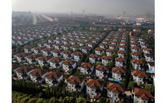 Çinli muhtar köydeki herkese ev veriyor!