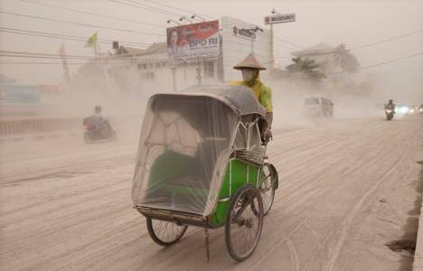 Endonezya'da iki ay içinde ikinci yanardağ patladı!