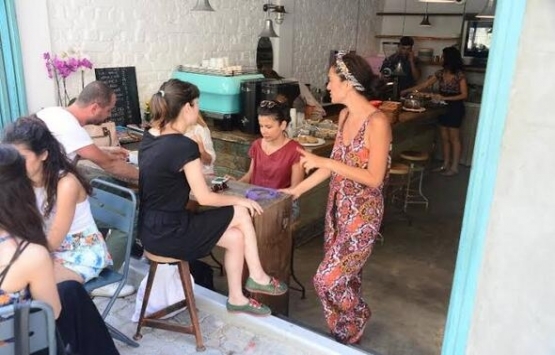 Bergüzar Korel kahve dükkanını kapattı!