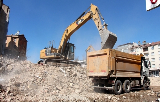 Elazığ da ağır hasar gören bin 159 bina yıkıldı!