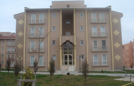 Hizmet tahsisli konutlarda kimler oturabilir?