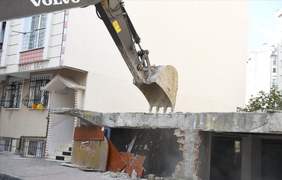 Esenyurt'taki metruk bina yıkıldı!