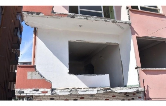 Depremde ağır hasarlı olduğu için boşaltılan binaya hırsız girdi!