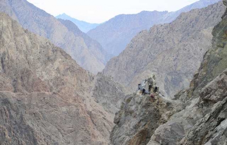 Yusufeli Barajı nın inşaatında profesyonel dağcılar çalışıyor!