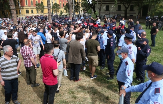 Arnavutluk taki Ulusal Tiyatro binasının yıkımına tepki!