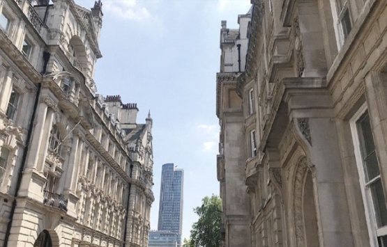 FETÖ cü Akın İpek İngiltere’deki evini kliseye çevirdi!