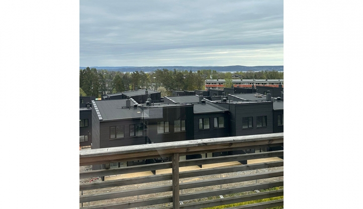 Belediye Norveç'teki binanın çatısı 'komşuların içini kararttığı' için çim ve çiçekten yapılmasını şart koştu!