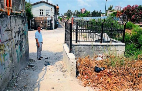 Adana'da TCDD'nin yaptığı ihata duvarı açık kaldı!