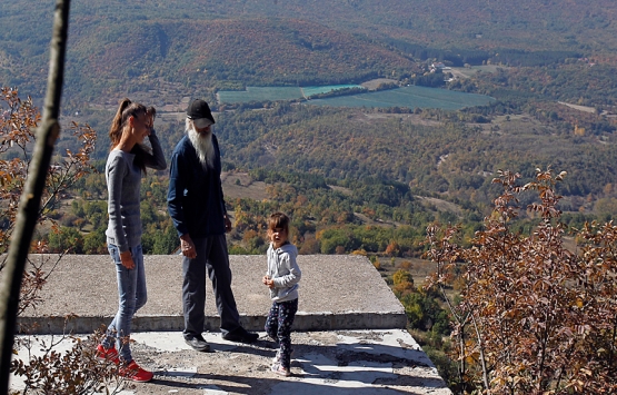 Miroslav Pavlovic kayalığa inşa ettiği evde doğayla iç içe yaşıyor!