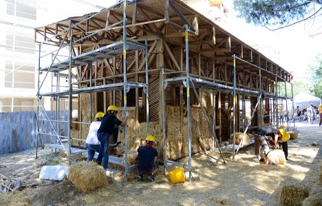 Kadıköy'de samandan bina inşa ediliyor!