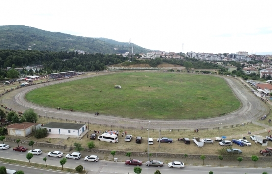 Gölcük'te deprem enkaz alanında artık at yarışları yapılıyor!