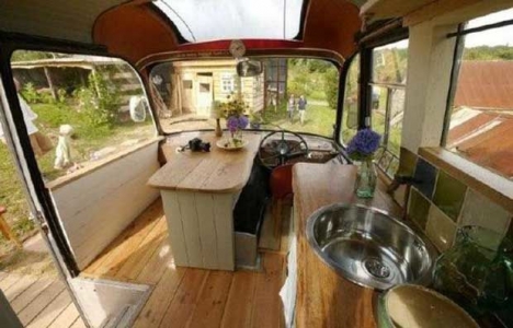 Eski otobüs 4 bin Sterlin e eve dönüştü!