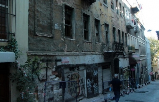 İstanbul sokaklarındaki metruk binalar tehlike saçıyor!