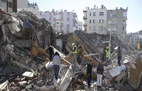 Antalya'da yıkım yapan iş makinesi devrildi!