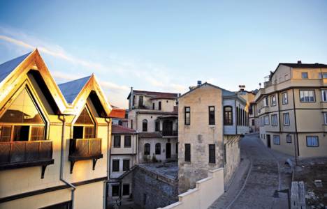 Denizli'de tarihi evlerin rengi tartışma konusu oldu!