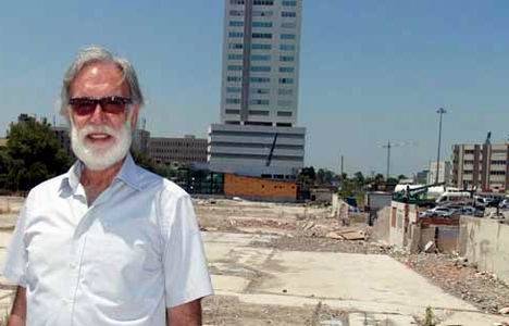 Mehmet Refik Soyer Bayraklı'da inşa edilecek gökdelenin yapılmasını engelledi! 