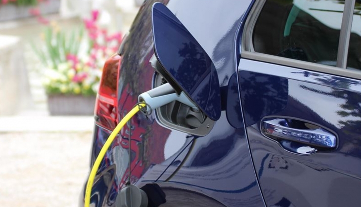 Otomobil sektörüne yeni soluk! Bu sene satılan arabaların yüzde 15 i elektrikli olacak...