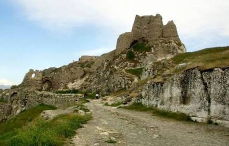 Van Kalesi'nin kuzeyindeki höyükte Urartu dönemine ait ticaret fermanı bulundu!
