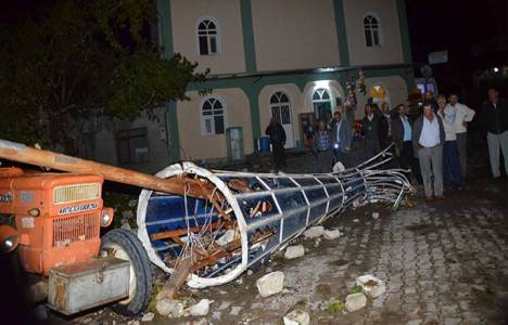 Kütahya'da fırtına minareyi devirdi!
